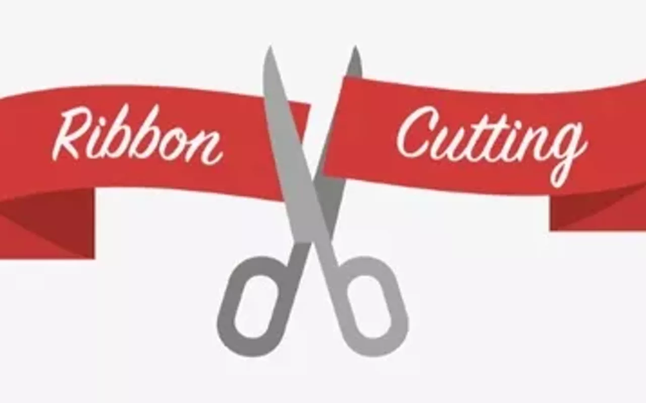 Image: Land of Lincoln Professional Networking Group Ribbon Cutting