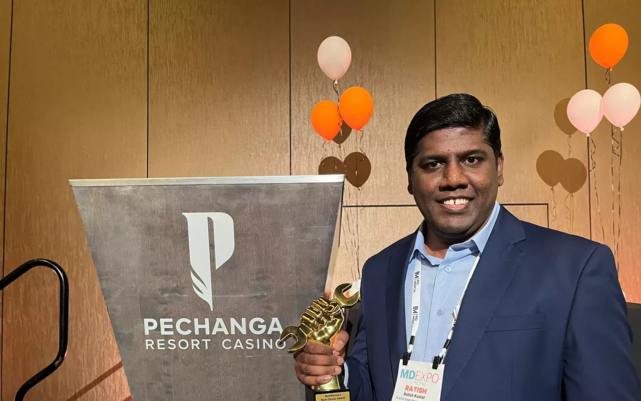Image: Ratish Kumar accepts 2025 Humanitarian of the Year award