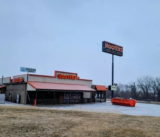 Former Hooters property to be auctioned